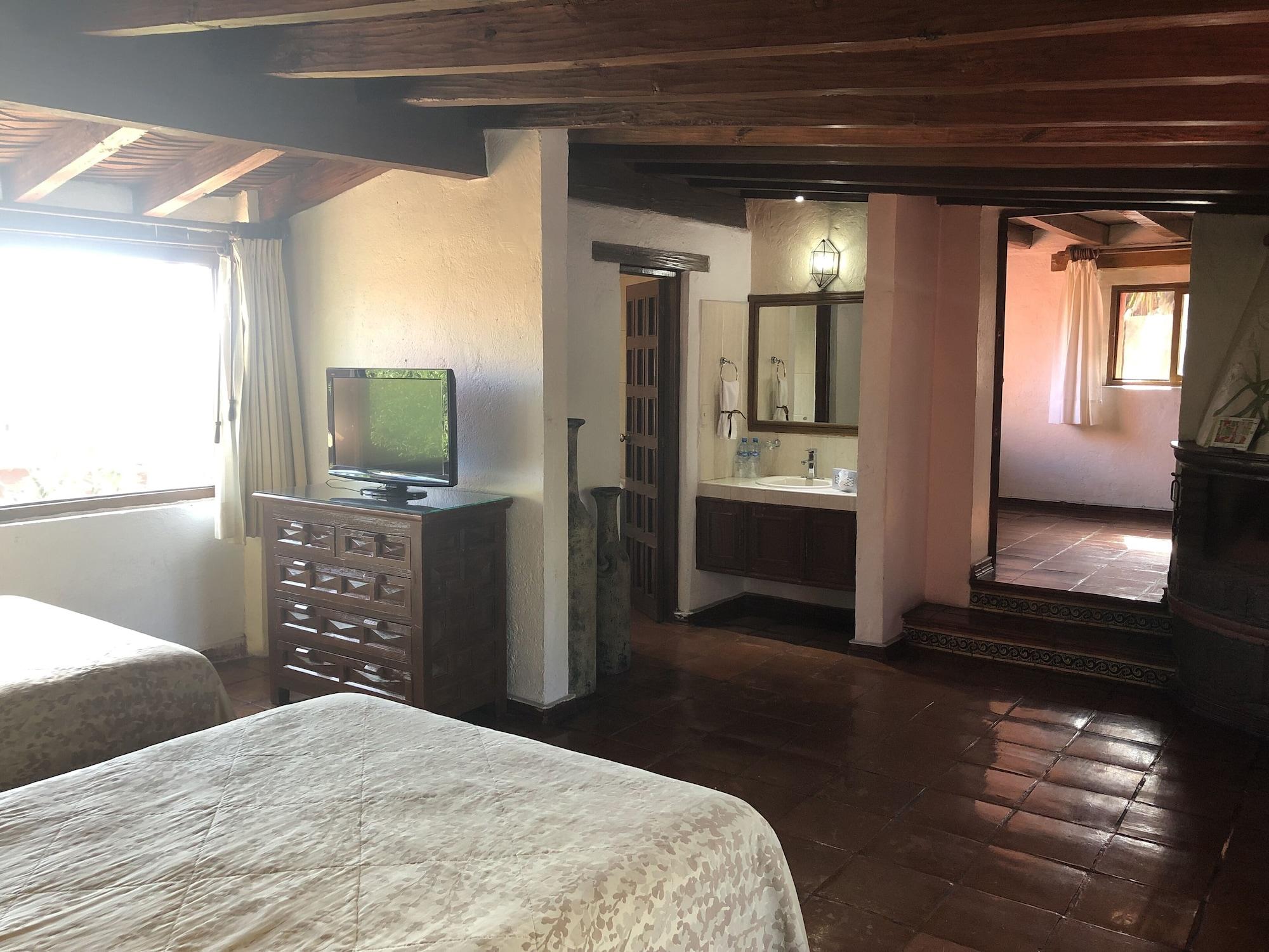 Villa San Jose Hotel & Suites Morelia Buitenkant foto