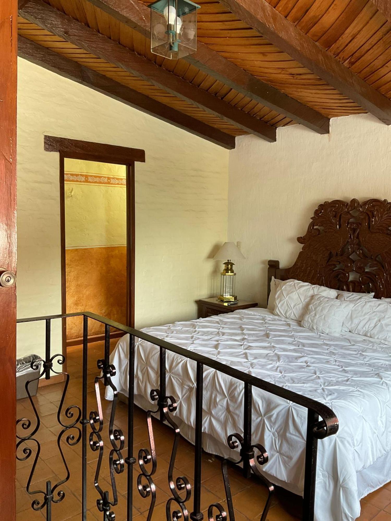 Villa San Jose Hotel & Suites Morelia Buitenkant foto