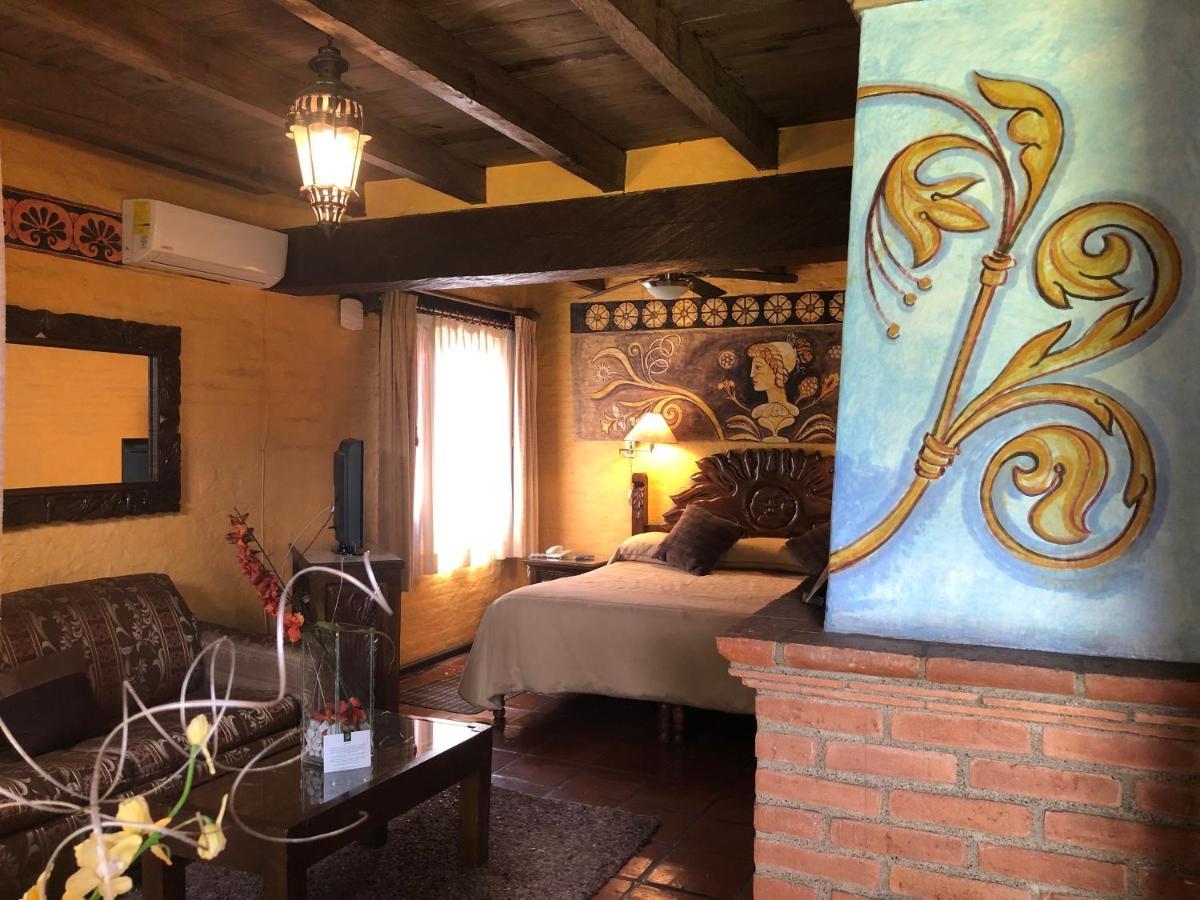 Villa San Jose Hotel & Suites Morelia Buitenkant foto